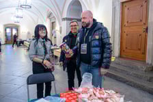 Prezydent Wrocławia Jacek Sutryk zbiera pieniądze do puszki WOŚP
